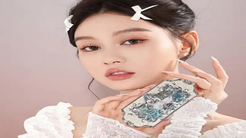 How to Use an Eyeshadow Palette Like a Makeup Artist?